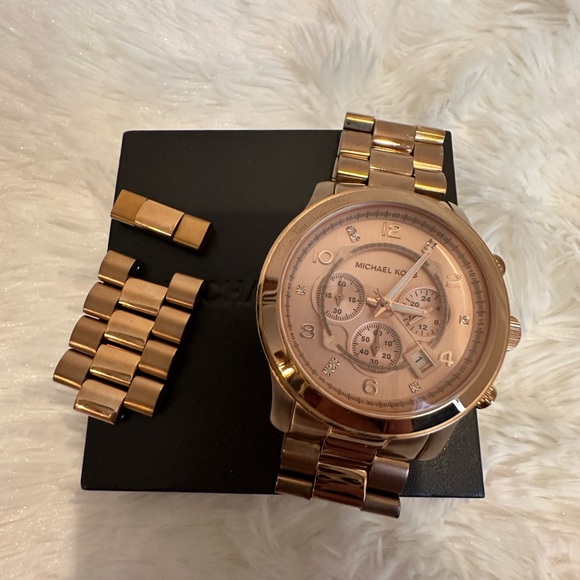 LIMITED EDITION Michael Kors Women’s Watch in Rose Gold - Picture 2 of 10